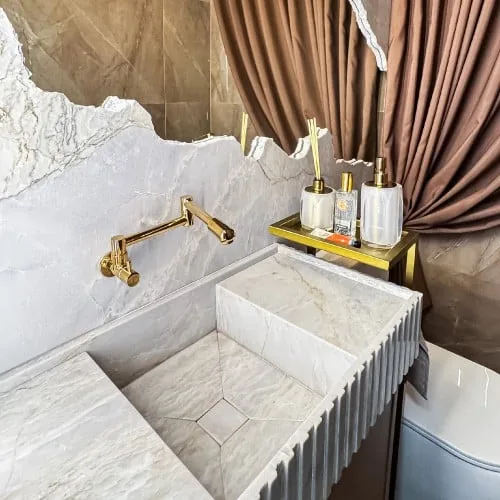 Lavabo com cuba esculpida canelada em quartzito Mont Blanc